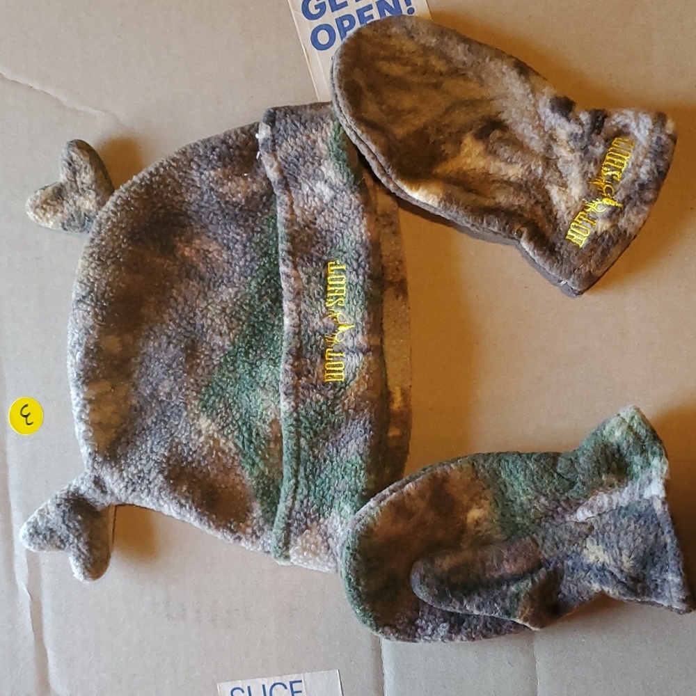 Hat and gloves